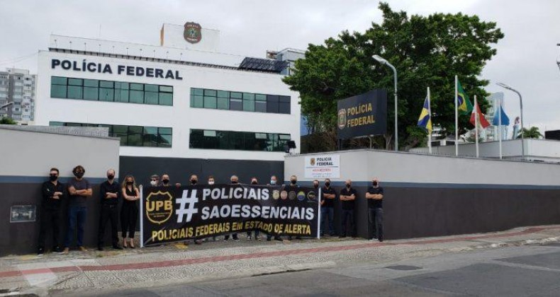 Policiais de SC fazem protesto contra congelamento salarial